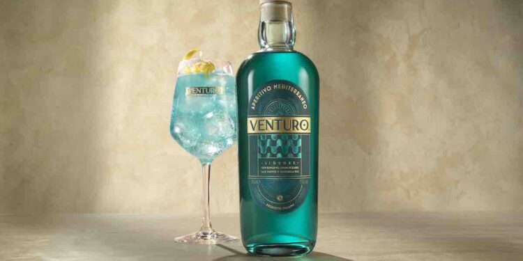 Venturo celebra il solstizio d’estate con il suo Spritz blu ispirato al Mediterraneo