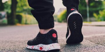 Camminare ogni giorno allunga la vita e migliora l’umore: i benefici della passeggiata quotidiana