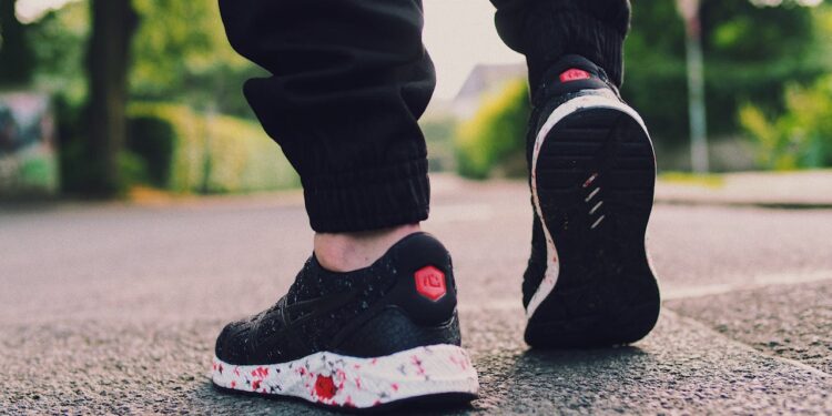 Camminare ogni giorno allunga la vita e migliora l’umore: i benefici della passeggiata quotidiana