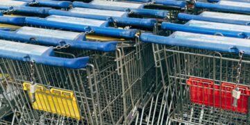 Napoli, baby gang aggredisce donna al supermercato per un rimprovero: sei minori denunciati