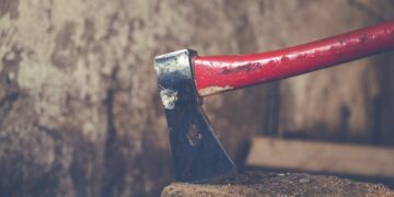 Tragedia a Racale: studente universitario uccide la madre con un’accetta