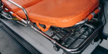 Tragedia a Messina: si lancia dal balcone con la figlia di tre mesi, morta la neonata