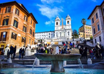 Roma, 81enne scende con l’auto sulla Scalinata di Trinità dei Monti: denunciato