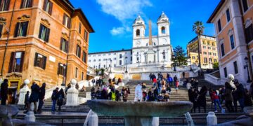 Roma, 81enne scende con l’auto sulla Scalinata di Trinità dei Monti: denunciato