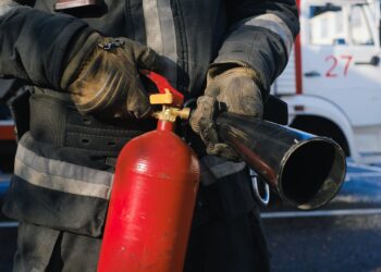 Auto in fiamme alla Balduina, coinvolte quattro vetture: salvo un nonno con il nipote