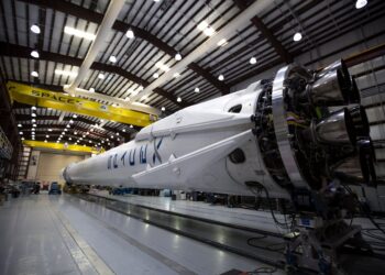 Texas, esplode razzo SpaceX durante un test: nessun ferito, ma la palla di fuoco scuote l’area