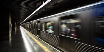 Accoltellato vicino alla stazione Metromare: grave un uomo di 57 anni, caccia all’aggressore