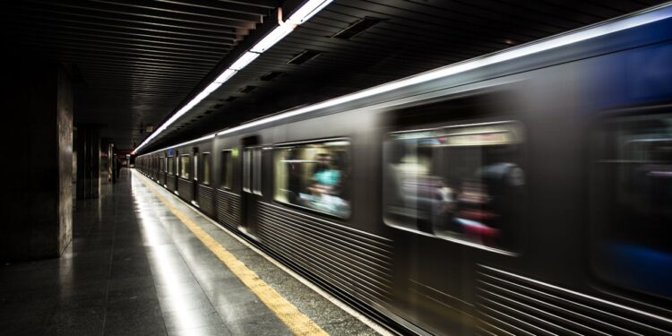 Accoltellato vicino alla stazione Metromare: grave un uomo di 57 anni, caccia all’aggressore